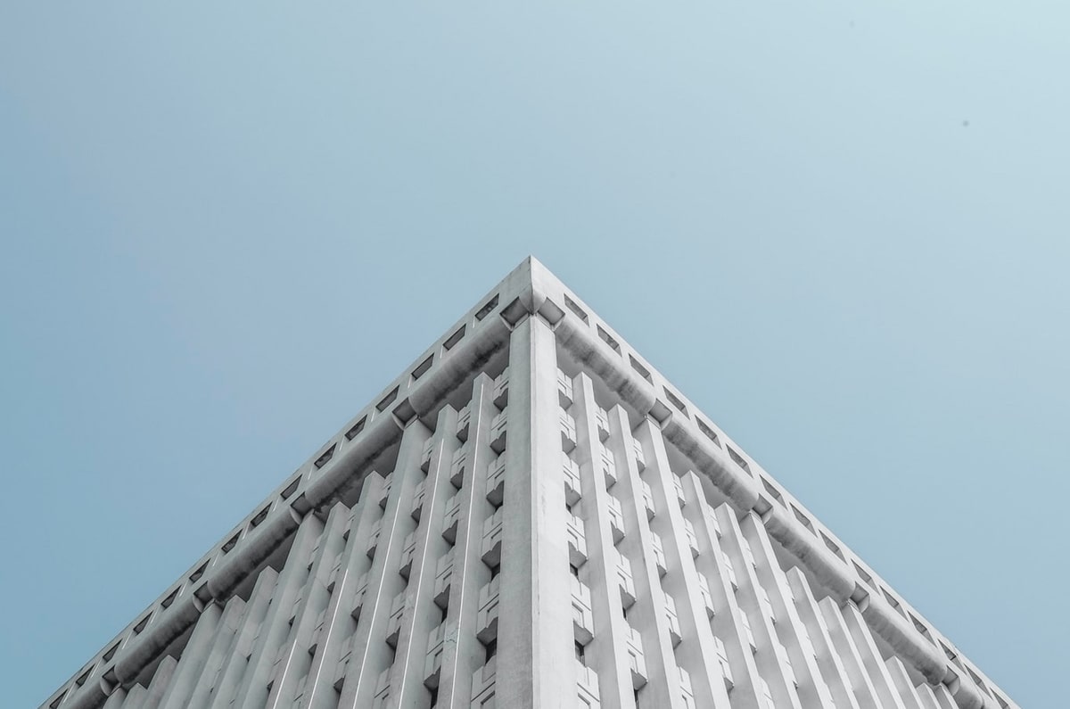 【题干】10. 指出下列语句中的错别字，抄写并改正在后面的横